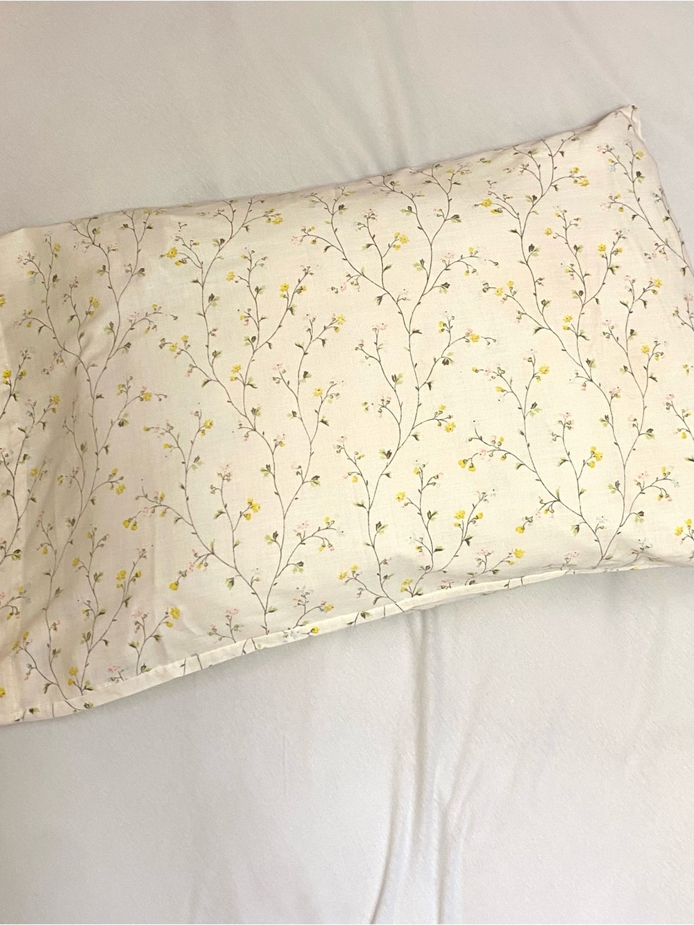 Vintage White Floral Vine Print Pillowcase